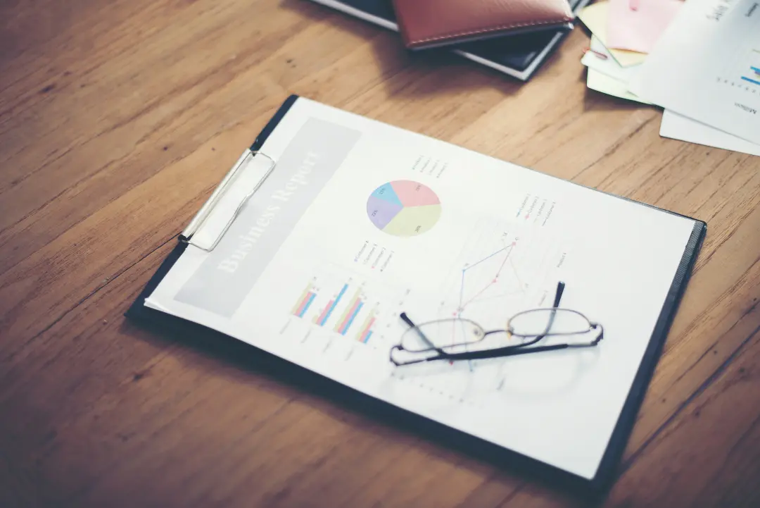 Prancheta com análise de valores