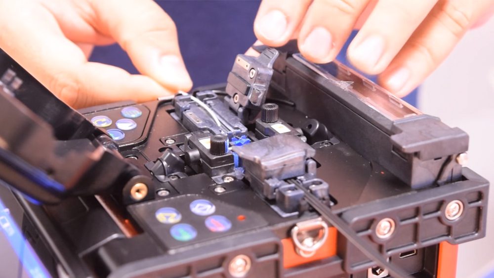 Mão segurando tomógrafo